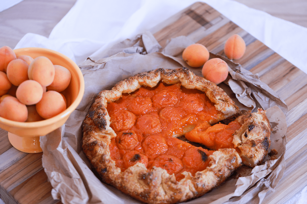 Apricot galette and apricots in a bowl.