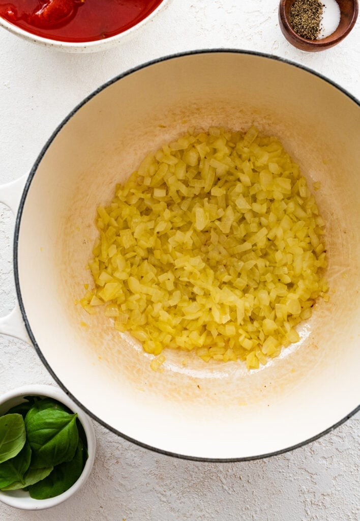 how to make sugo al pomodoro step-by-step photos: cooked onion in olive oil.