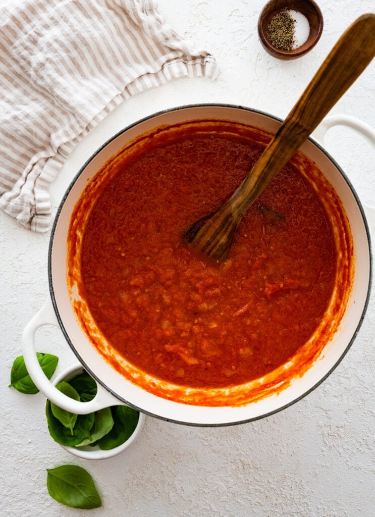 how to make sugo al pomodoro step-by-step photos: cooking the sauce.