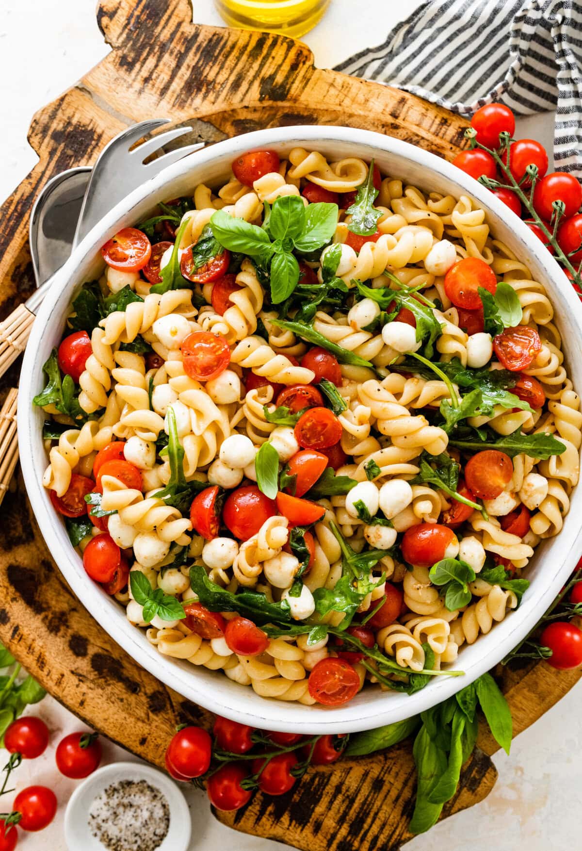 Pasta salad with tomatoes, basil and mozzarella