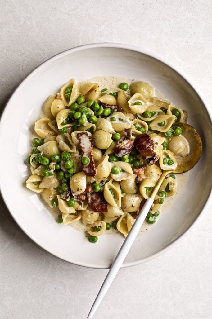 Creamy pasta shells with petite peas and bacon