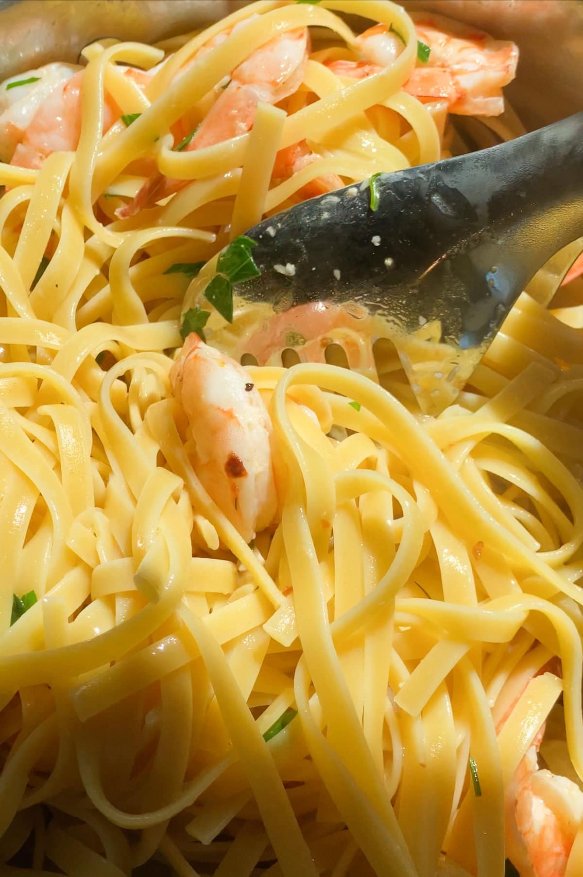 how to make: combining cooked pasta with shrimp and lemon garlic sauce