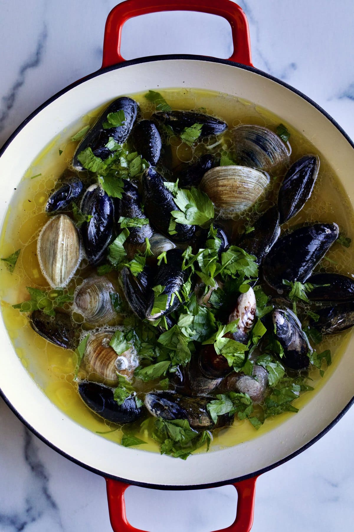 process of making recipe: add the mussels and clams and parsley to pot.