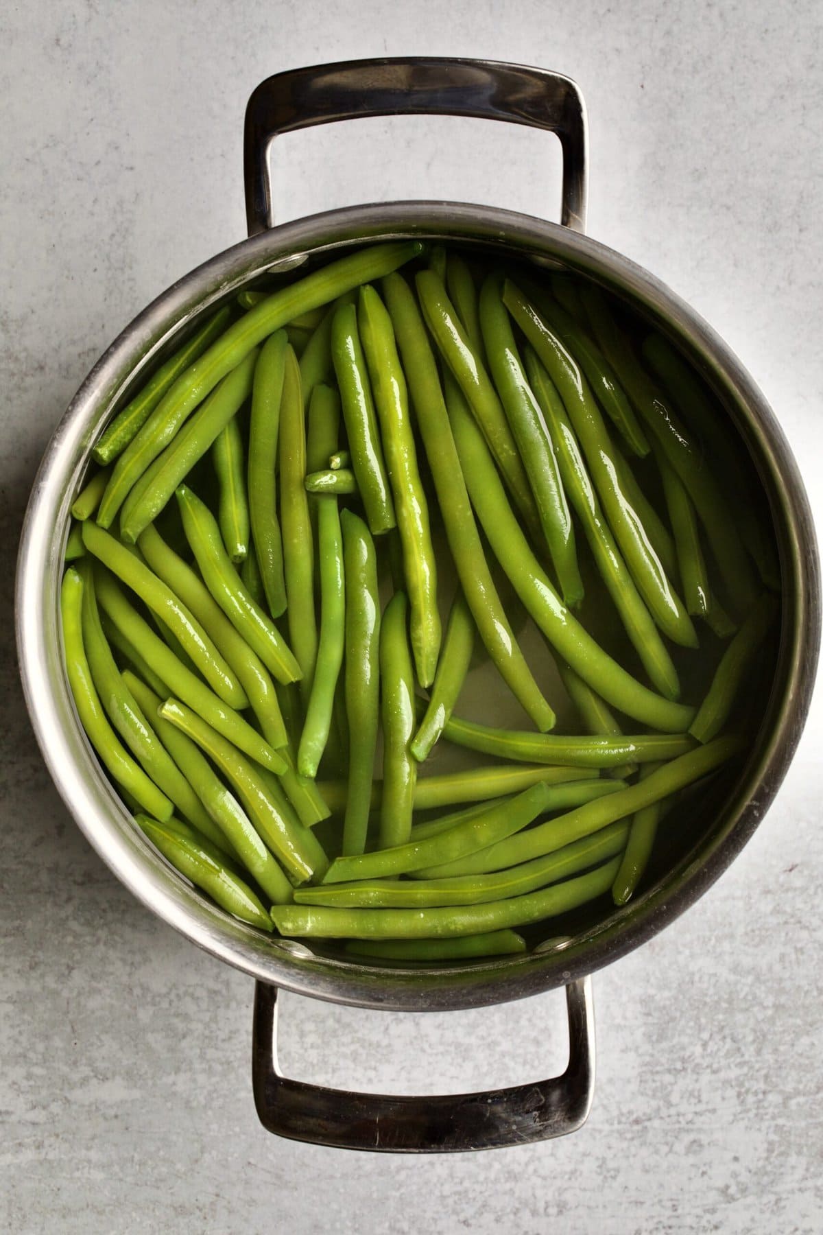 process of making sautéed green beans: boiling the green beans.