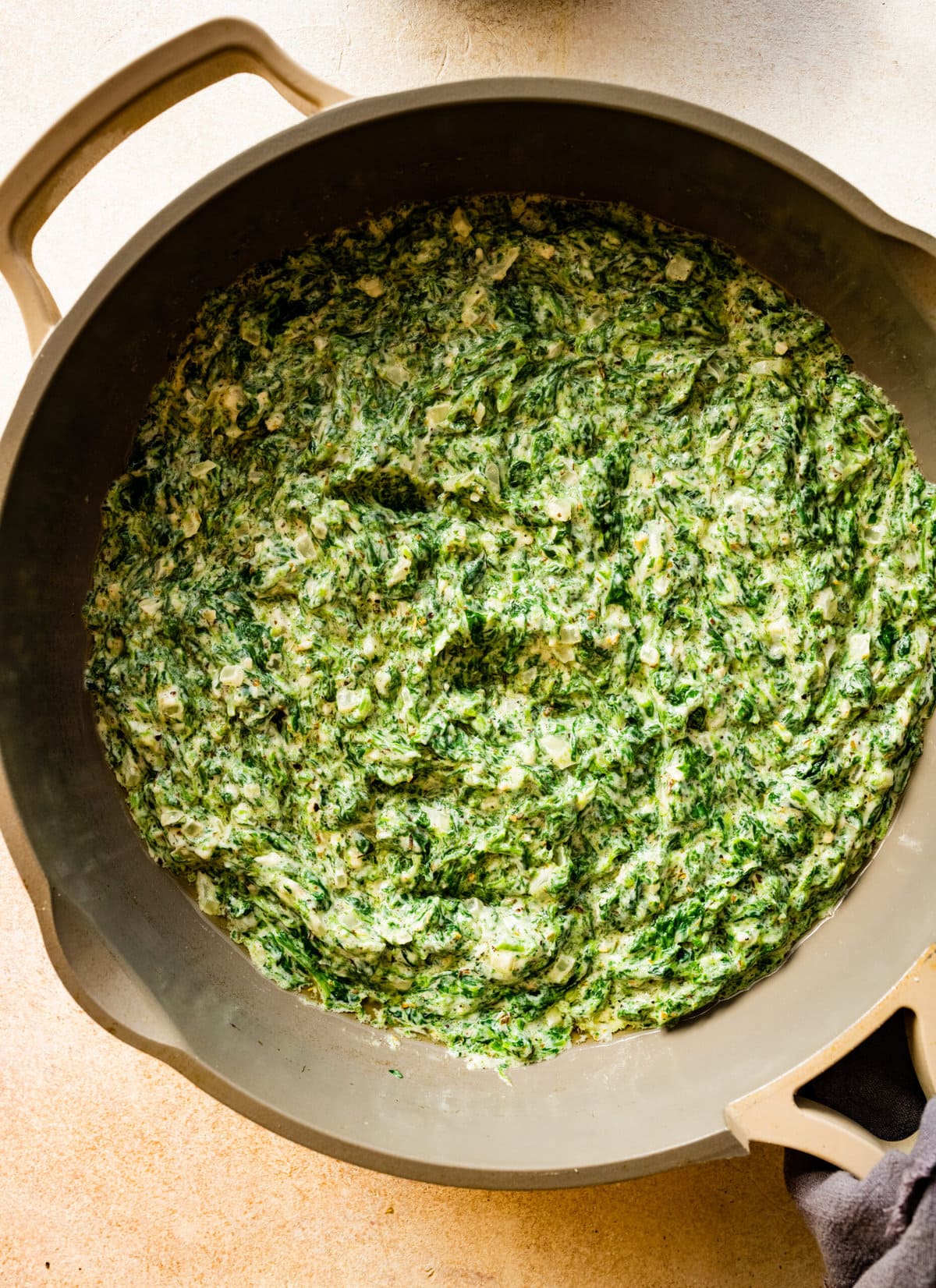 finished steakhouse creamed spinach in a pan.