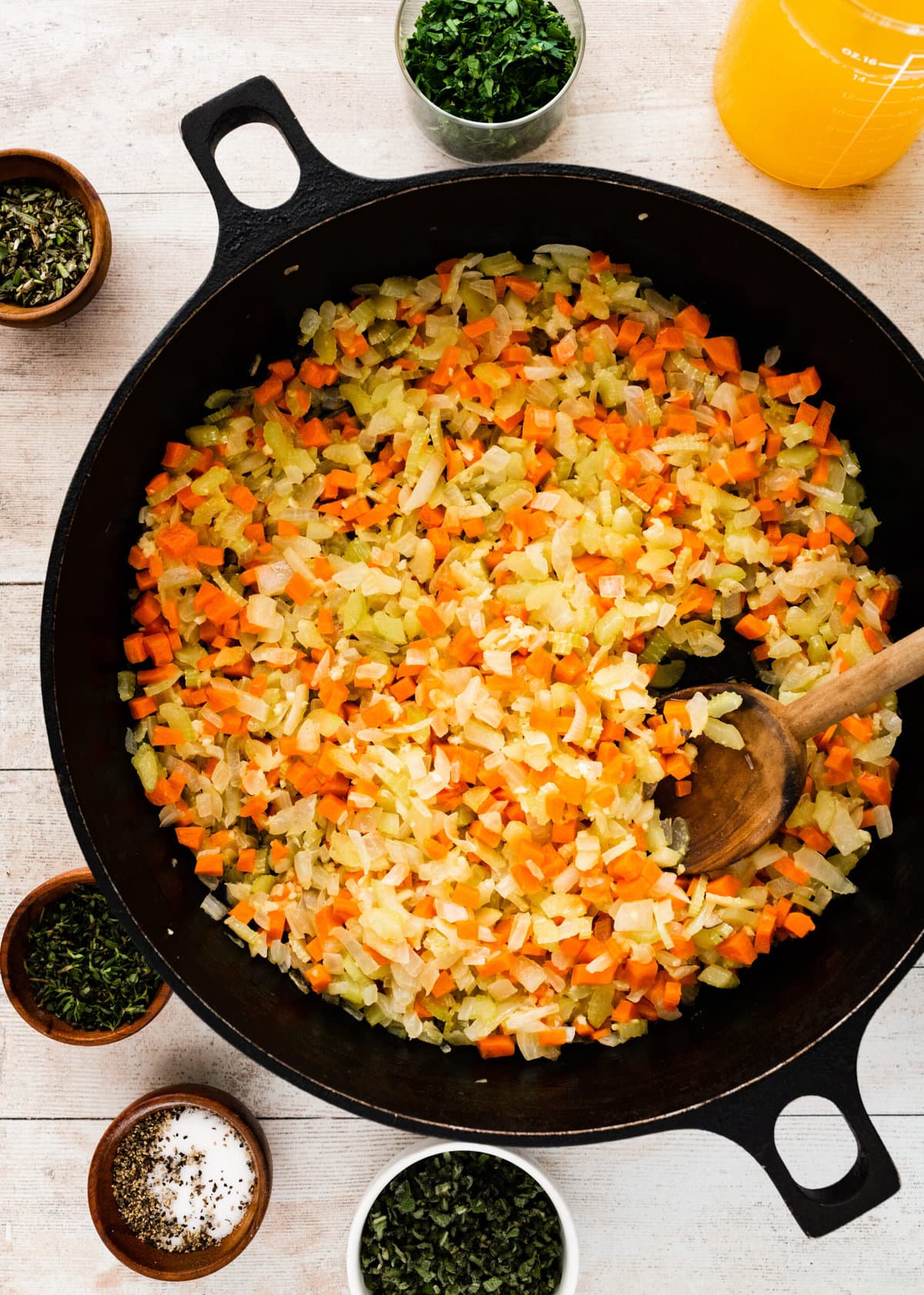 How to make vegetarian stuffing casserole: cooked soffritto in the pan.