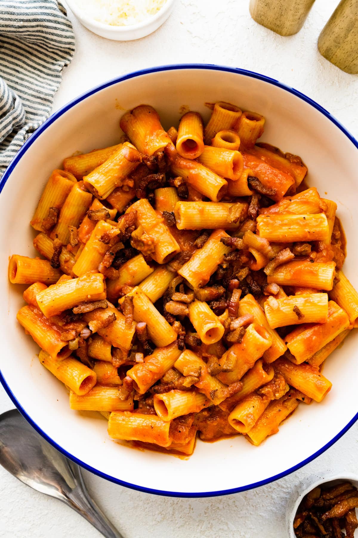 how to make pasta alla zozzona recipe instructions- mixed pasta and sauce until creamy.