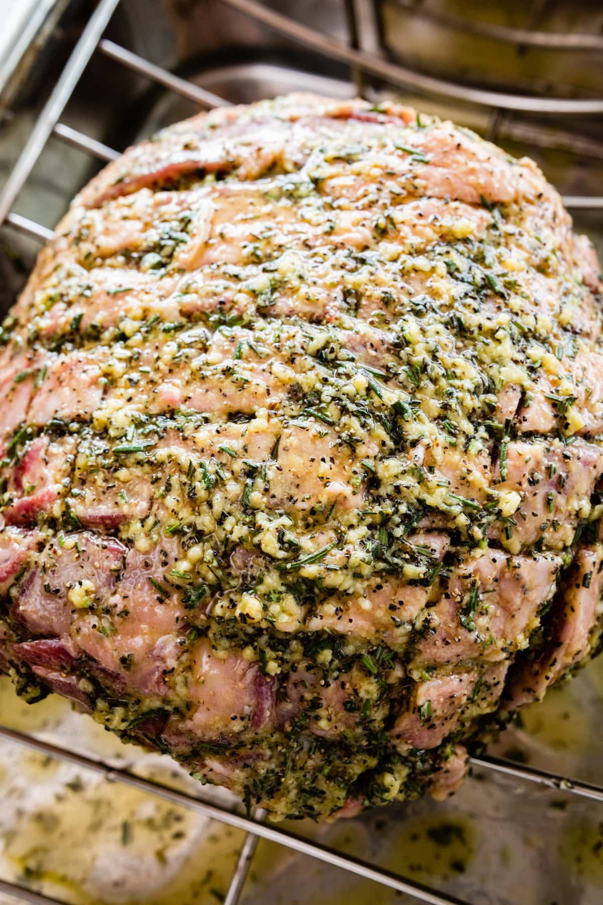 How to make roast leg of lamb step-by-step: topping the meat with the marinade.