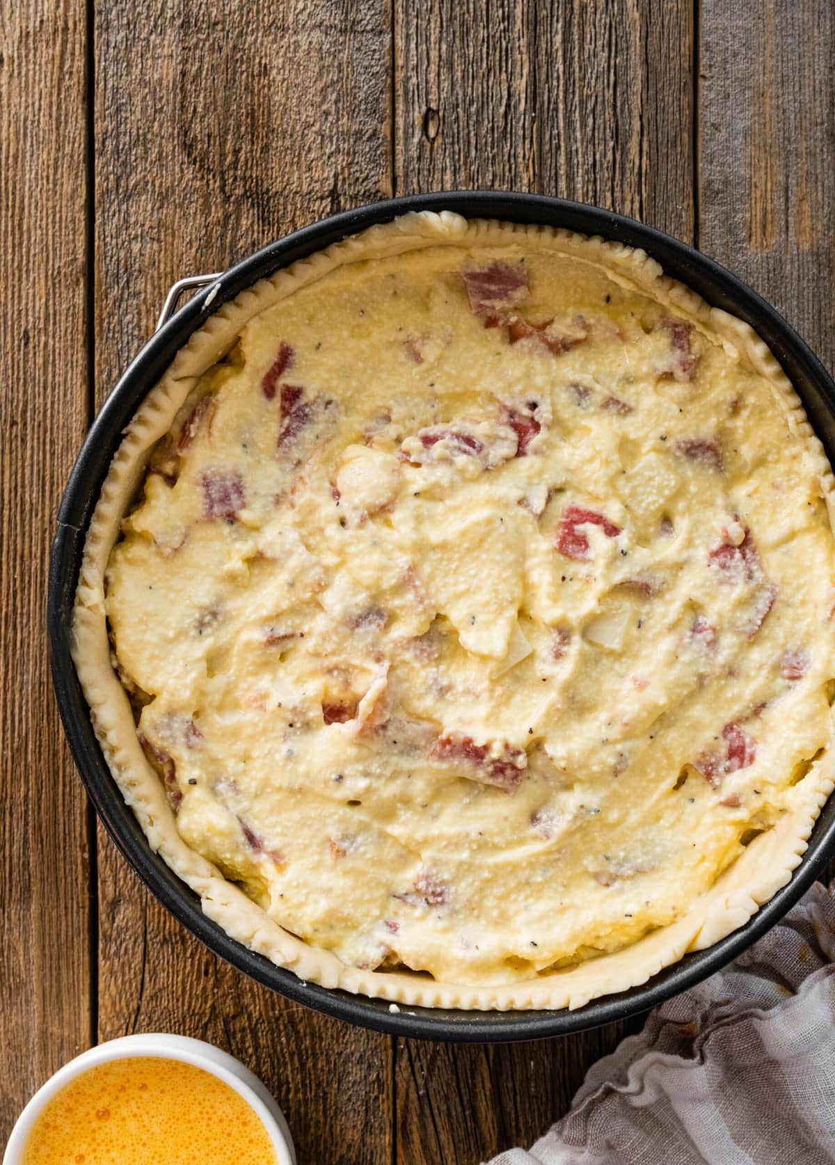 How to make authentic pizza rustica step-by-step: spread the filling in the baking pan.