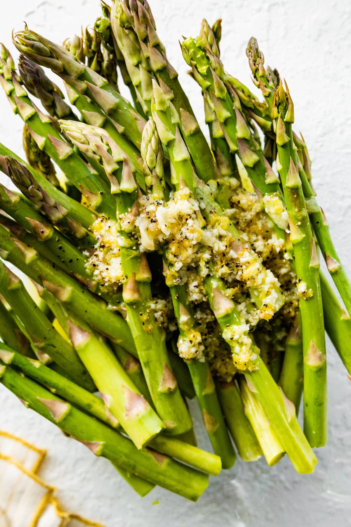 how to make Easy best oven-roasted asparagus recipe (step-by-step instructions)- mix asparagus with the dressing in the bowl. Toss to coat.