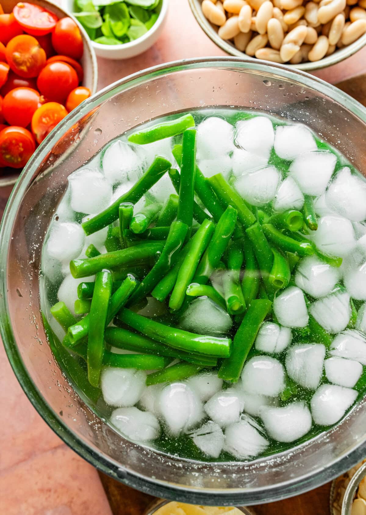 Green beans in a bowl of ice water.